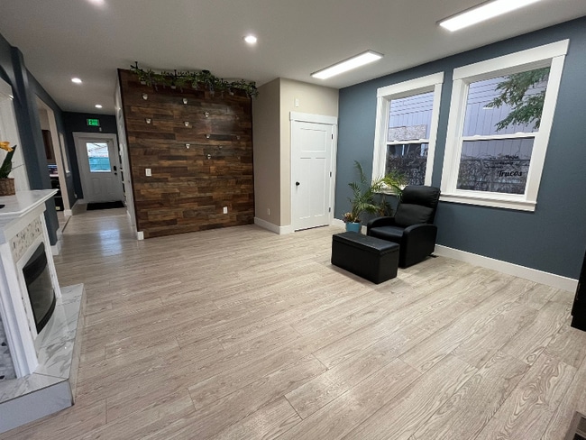 Photo - 613 W Clark St