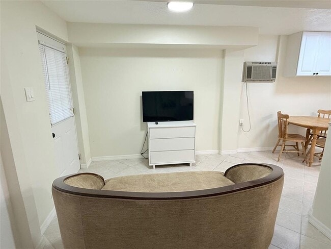 Photo - 707 40th St W Unidad B