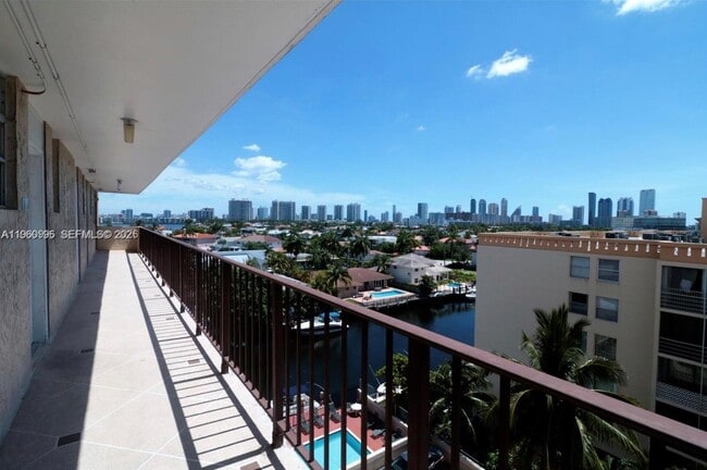 Building Photo - 2903 N Miami Beach Blvd Unit 707