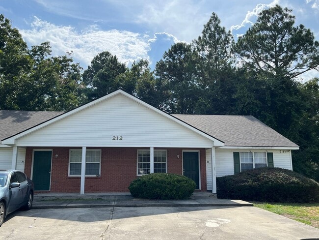 Building Photo - 2 Bedroom/2 Bath Duplex located in North V...