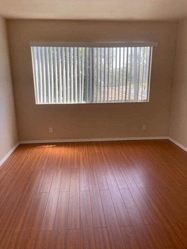 Building Photo - 11252 Peach Grove St Unit 204