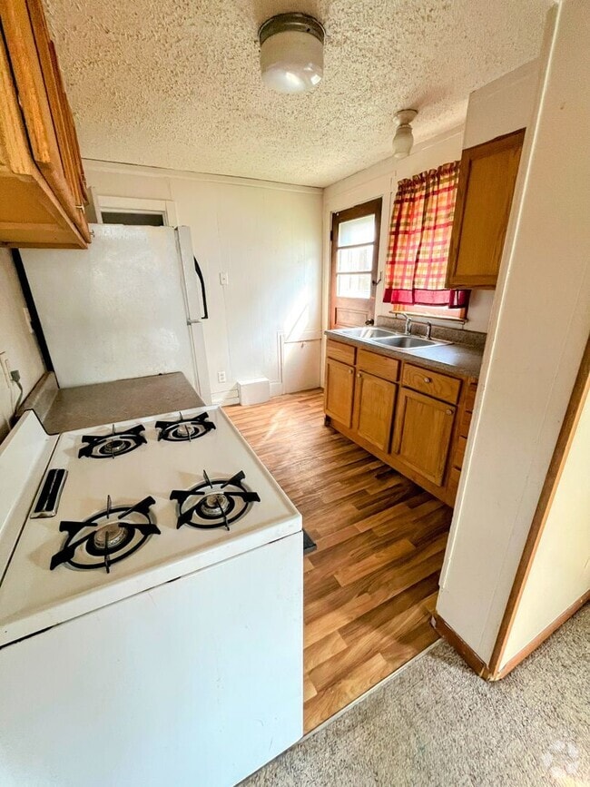 Building Photo - 104 Sycamore St Unit B Rental