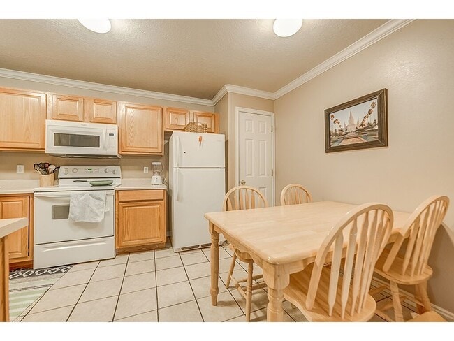 Eat in Kitchen - 543 N University Ave Unit 208