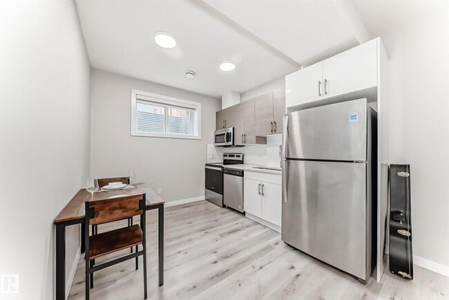 Building Photo - 6536 Chappelle Vis S W