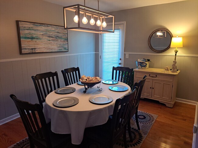 Dining Area - 933 Battery Ave