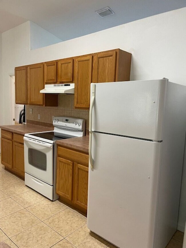 Photo - Beautiful 3/2/2 house with laminate floors, tiles, screen porch... Apply NOW and receive 50% off ...