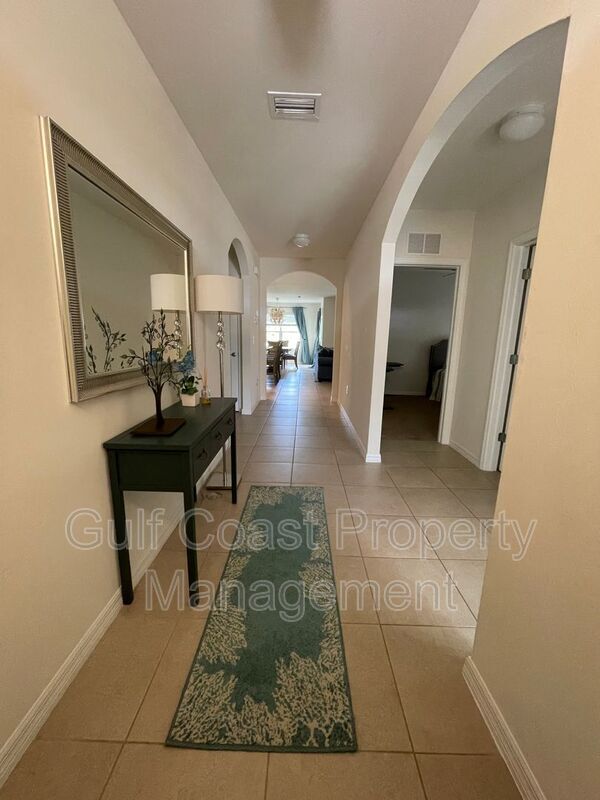 Photo - 733 Hadley St W