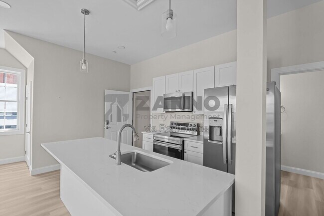 500 Main St Unit 2r