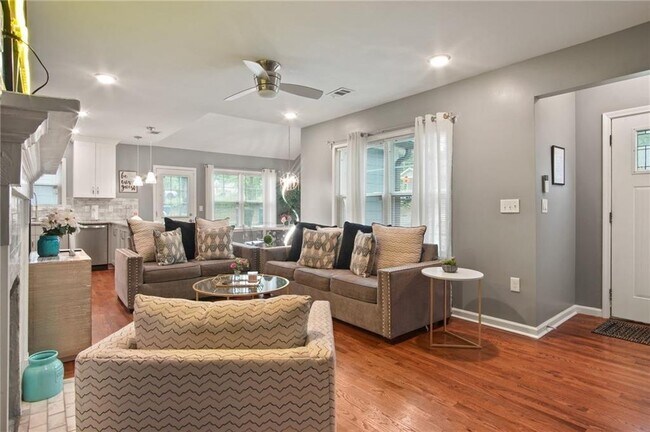 Photo - 1547 Willowbrook Dr SW