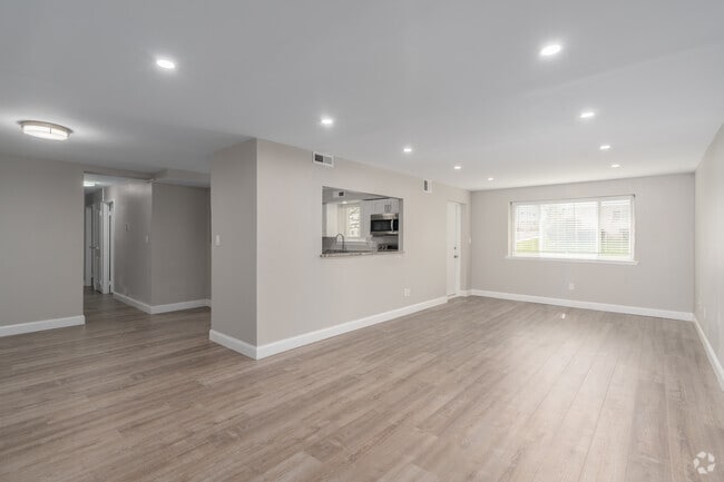 3BR, 2BA - 1,522SF - Living Room