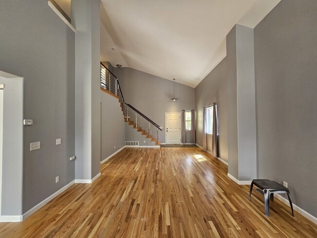 Photo - 11215 Jansen St