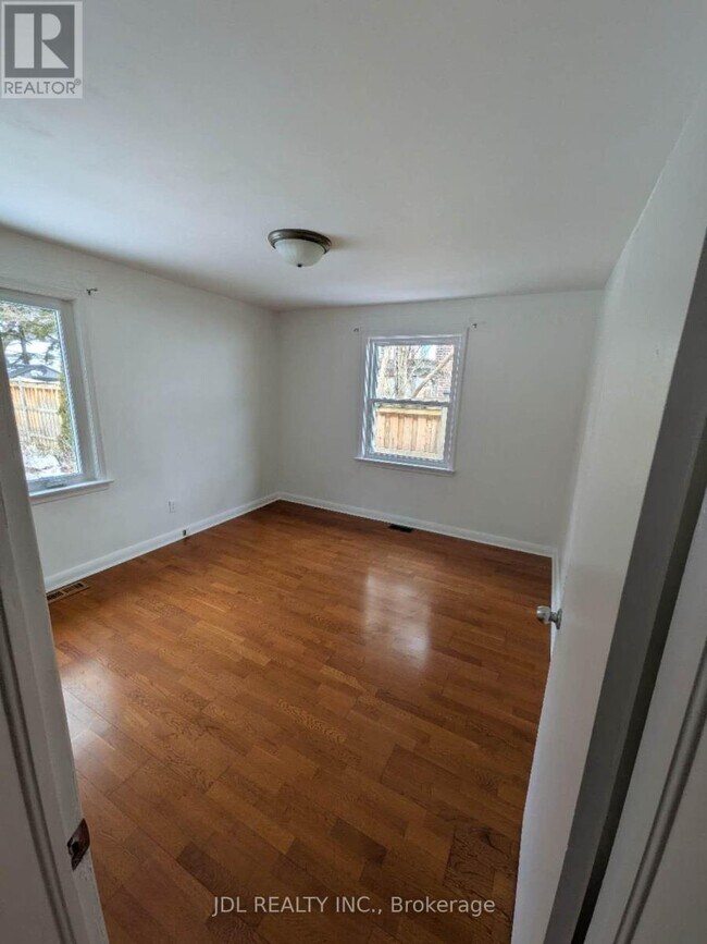 Photo - 345 Centre St E