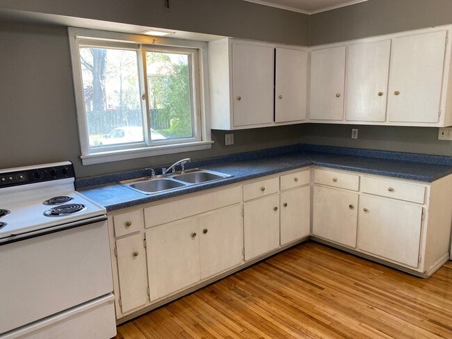 Building Photo - 1339 Grand Ave Unit Lower