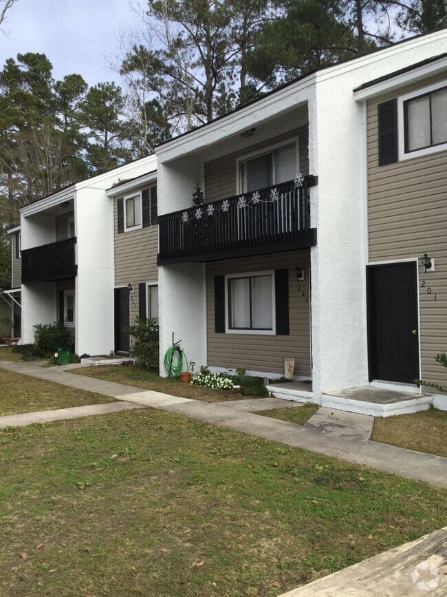 Building Photo - Townhouse Close to Summerville High School