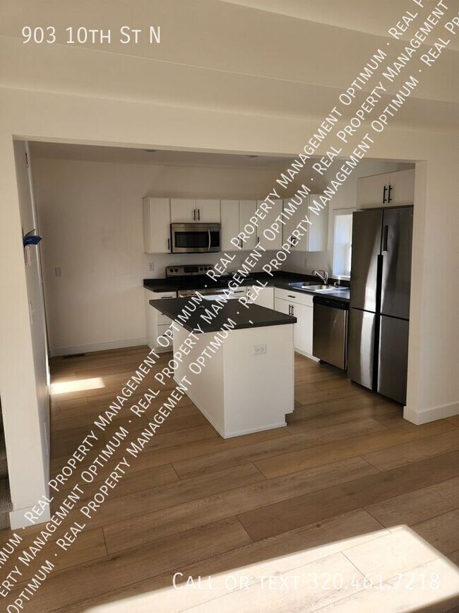 Photo - 903 10th St N