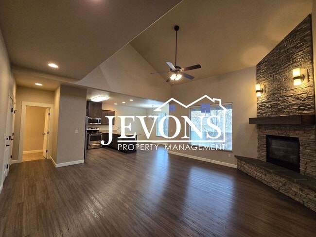 Photo - Charming 3 bedrooms homes with two-car garage, fully fenced backyard, minutes away from Yakima Va...