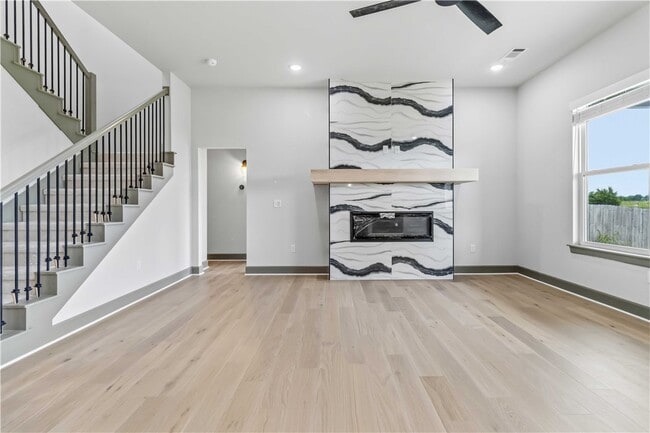 Photo - 930 Trestle Ln