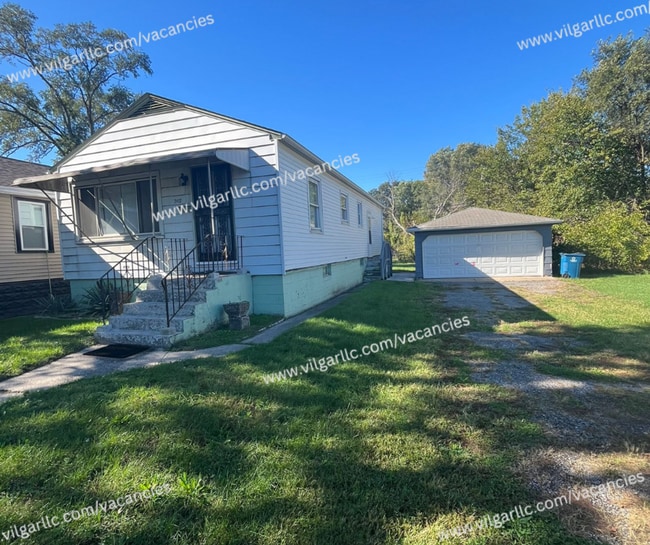 Building Photo - 2 large bedrooms & 1 newly updated bathroo...