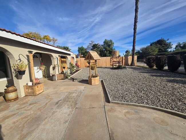 Building Photo - Spacious Home With Ample Outdoor Space!