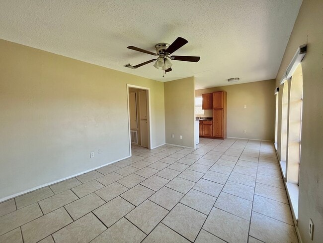 Building Photo - 3021 Sycamore Ave Unit 10 Rental