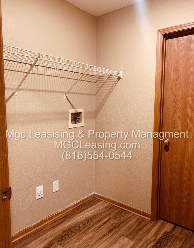 Photo - 204-206 NW Parker Dr