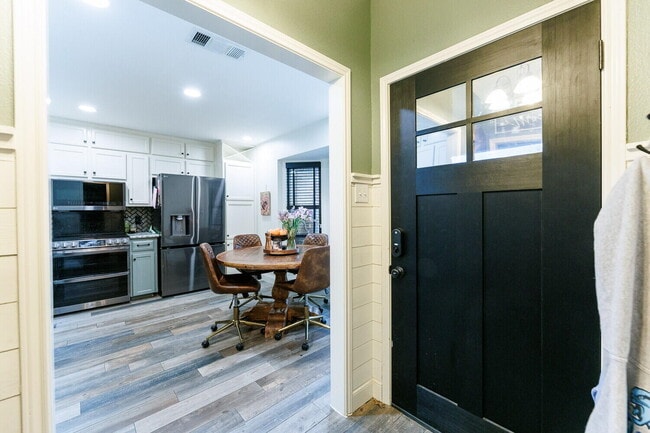 Photo - 6037 72nd St