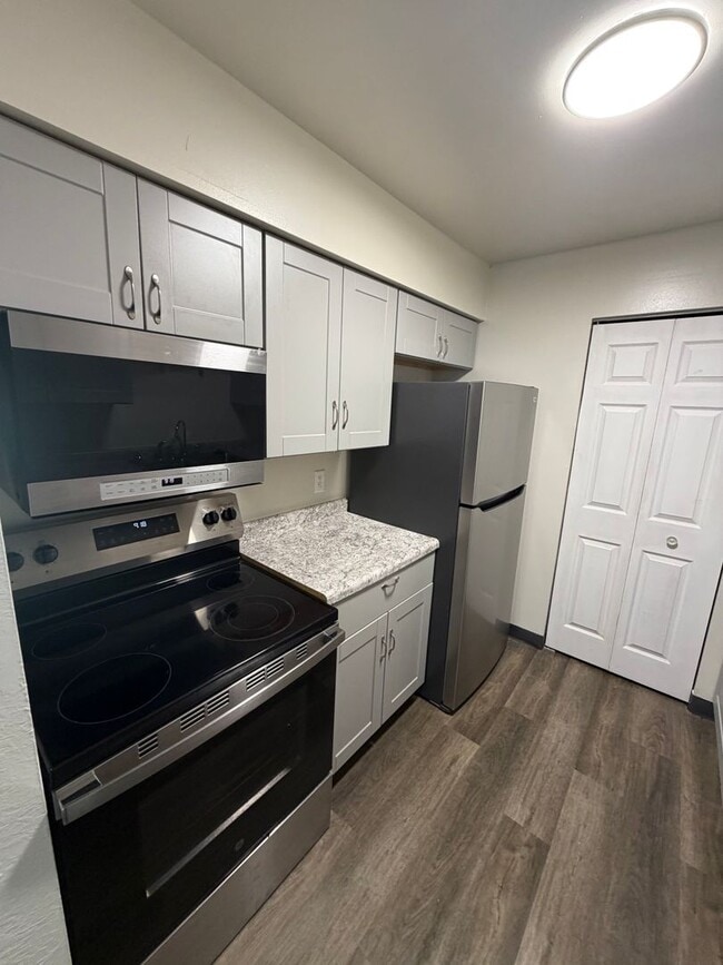 Building Photo - 305 W Locust St Unit 17