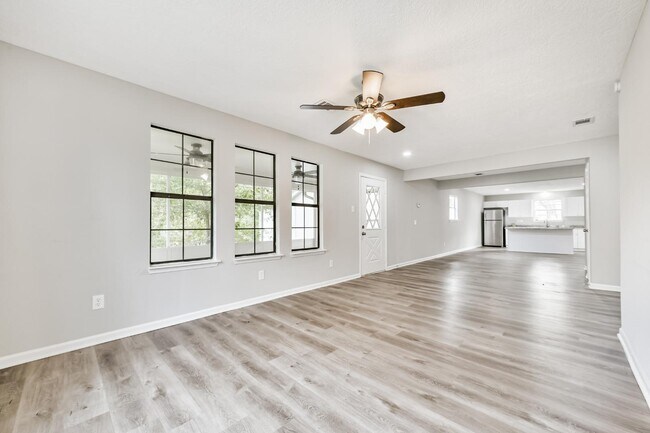 Photo - 305 Red Haven Dr