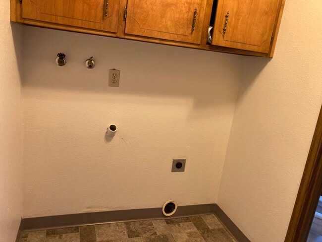 Photo - 2 Bedroom 1 1/2 Bath With Laundry Room And 1 Car Garage