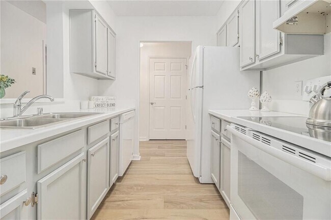 Photo - 300 Johnson Ferry Rd