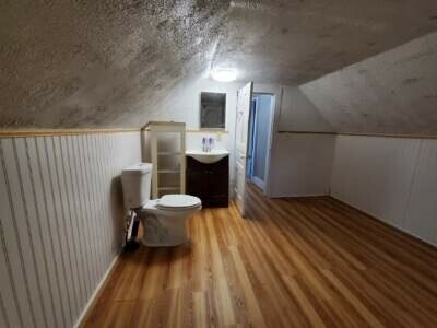 Full Bath Room - 523 McCourtie St