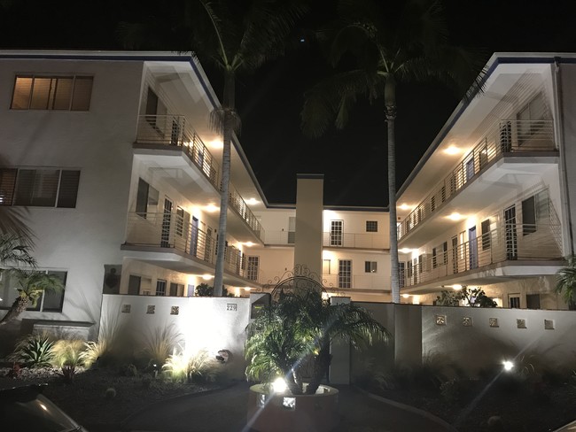 Entrada - AMAZING CONDOMINIUM BUILDING BY THE BEACH!!