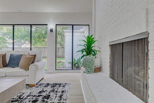 Photo - 10303 Chevy Chase Dr