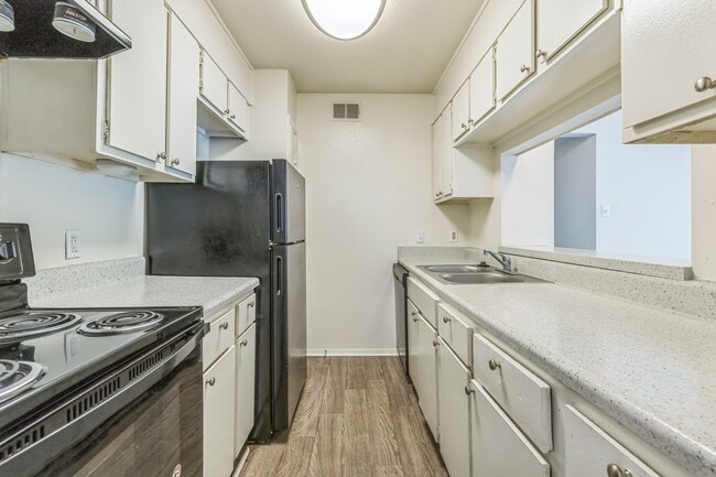 Building Photo - Southern Oaks