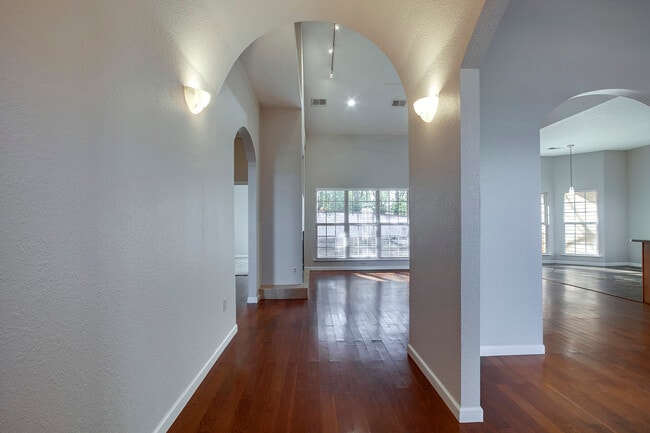 Photo - 110 Hillvale Ln