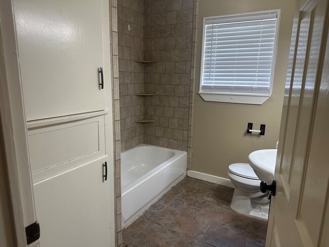 Photo - 114 Forest Oaks Ln