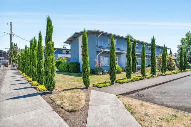 Building Photo - Comfy 1-bdrm/1-bath Estacada townhome—Peaceful, near Portland, A/C, on-site laundry Unit 472