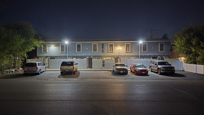 Building Photo - 8616 Putnam Dr