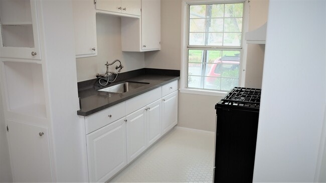 Building Photo - Spacious, modern, and bright! Love at first sight Unit #2