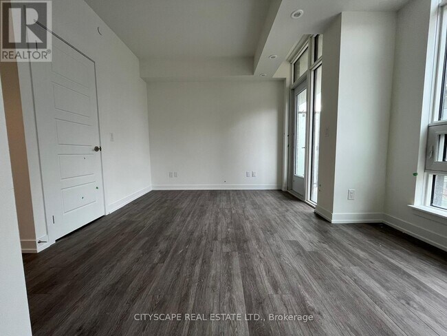 Photo - 861 Sheppard Ave W