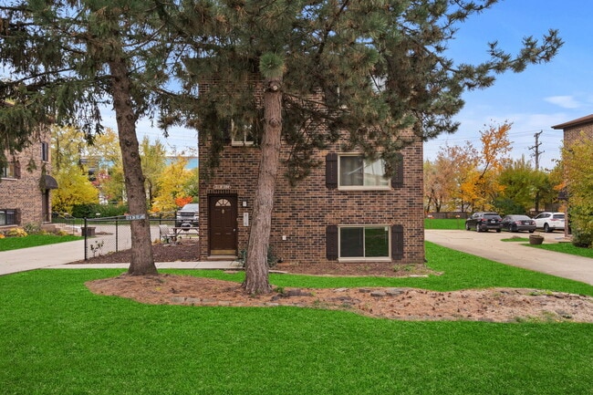 Building Photo - 21W284 Tee Ln Unit C