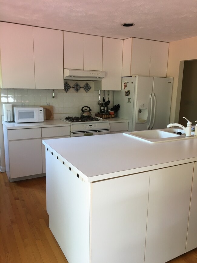 Kitchen - 116 Oakview Dr