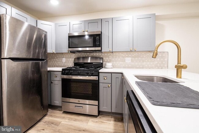 Photo - 687 N Broad St