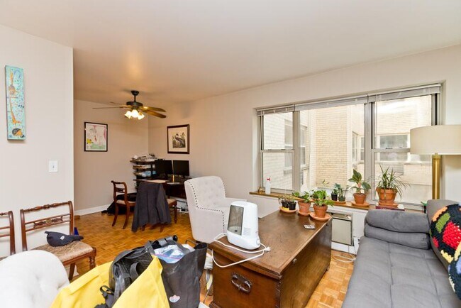 Building Photo - 1 bedroom in Chicago IL 60657 Unit 204