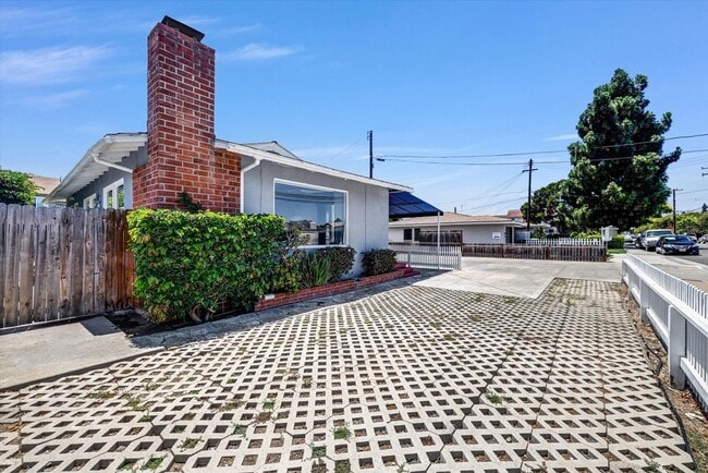 Photo - 221 Avocado St Unit A