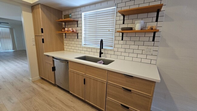 Building Photo - This is a must-see chic and updated townho... Rental