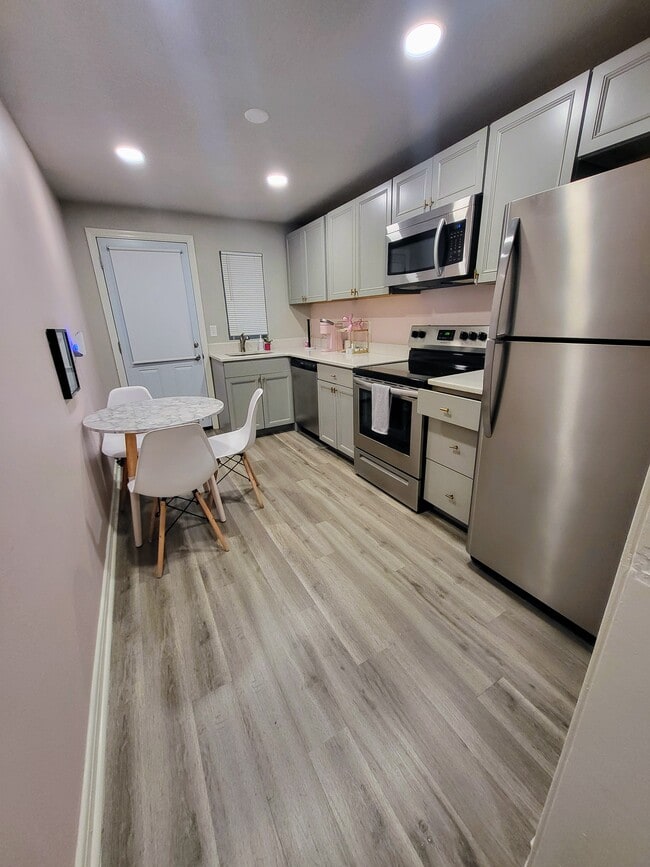 Building Photo - 3520 Post St Unit 3