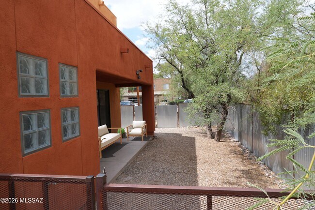 1317 E Hedrick Dr