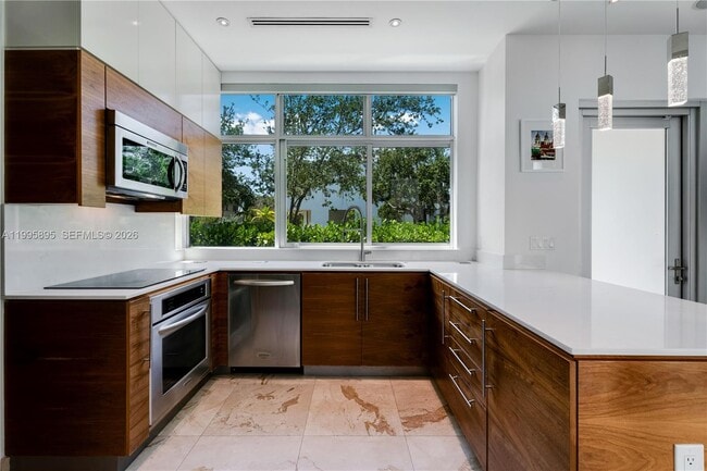 Photo - 548 Fernwood Rd