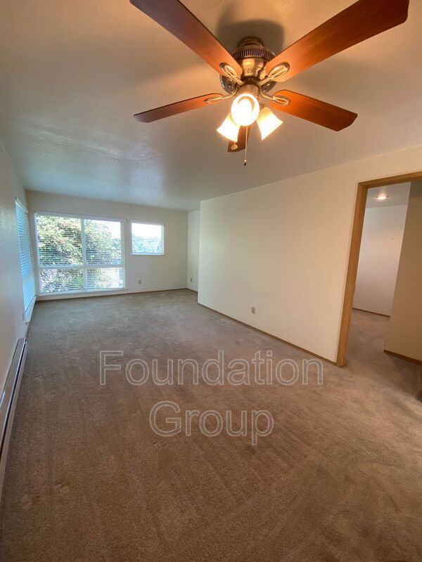 Photo - 910 N 104th St